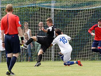 Der Sander Tobias Krines (Dritter von rechts) erzielt das 0:6. Die Stegauracher Abwehr ist ohne Chance.