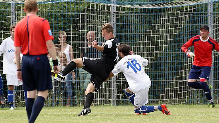 Der Sander Tobias Krines (Dritter von rechts) erzielt das 0:6. Die Stegauracher Abwehr ist ohne Chance.
