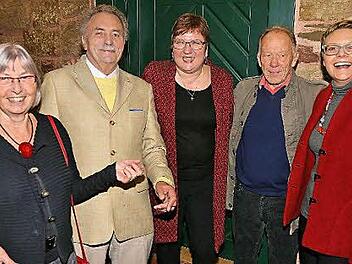 Die parlamentarische Staatssekretärin im Bundeswirtschaftsministerium Iris Gleicke (Mitte) konnte die SPD-Kreisvorsitzende Sabine Dittmar MdB (rechts) beim Neujahrsempfang begrüßen. Besonders freute sich Gleicke über das Wiedersehen mit Christine Müller (links), Eugen Schmitt (rechts daneben) und Gerd Müller (vierter von links) aus Münnerstadt. Sie hatten nach der Wende geholfen, in Gleickes Heimatstadt Schleusingen, einen SPD-Ortsverein zu gründen.  Foto: Dieter Britz