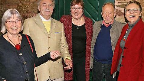 Die parlamentarische Staatssekretärin im Bundeswirtschaftsministerium Iris Gleicke (Mitte) konnte die SPD-Kreisvorsitzende Sabine Dittmar MdB (rechts) beim Neujahrsempfang begrüßen. Besonders freute sich Gleicke über das Wiedersehen mit Christine Müller (links), Eugen Schmitt (rechts daneben) und Gerd Müller (vierter von links) aus Münnerstadt. Sie hatten nach der Wende geholfen, in Gleickes Heimatstadt Schleusingen, einen SPD-Ortsverein zu gründen.  Foto: Dieter Britz