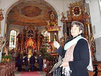 Annette Urban ist ausgebildete Kirchenführerin und freut sich auf Interessenten, die gerne die Wallfahrtskirche Maria Geburt Glosberg mit ihren wertvollen sakralen Schätzen näher kennenlernen möchten. Ihr Lieblingsgemälde ist das Deckengemälde in der Mitte der Decke im Kirchenschiff.  Foto: Karl-Heinz Hofmann