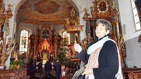 Annette Urban ist ausgebildete Kirchenführerin und freut sich auf Interessenten, die gerne die Wallfahrtskirche Maria Geburt Glosberg mit ihren wertvollen sakralen Schätzen näher kennenlernen möchten. Ihr Lieblingsgemälde ist das Deckengemälde in der Mitte der Decke im Kirchenschiff.  Foto: Karl-Heinz Hofmann