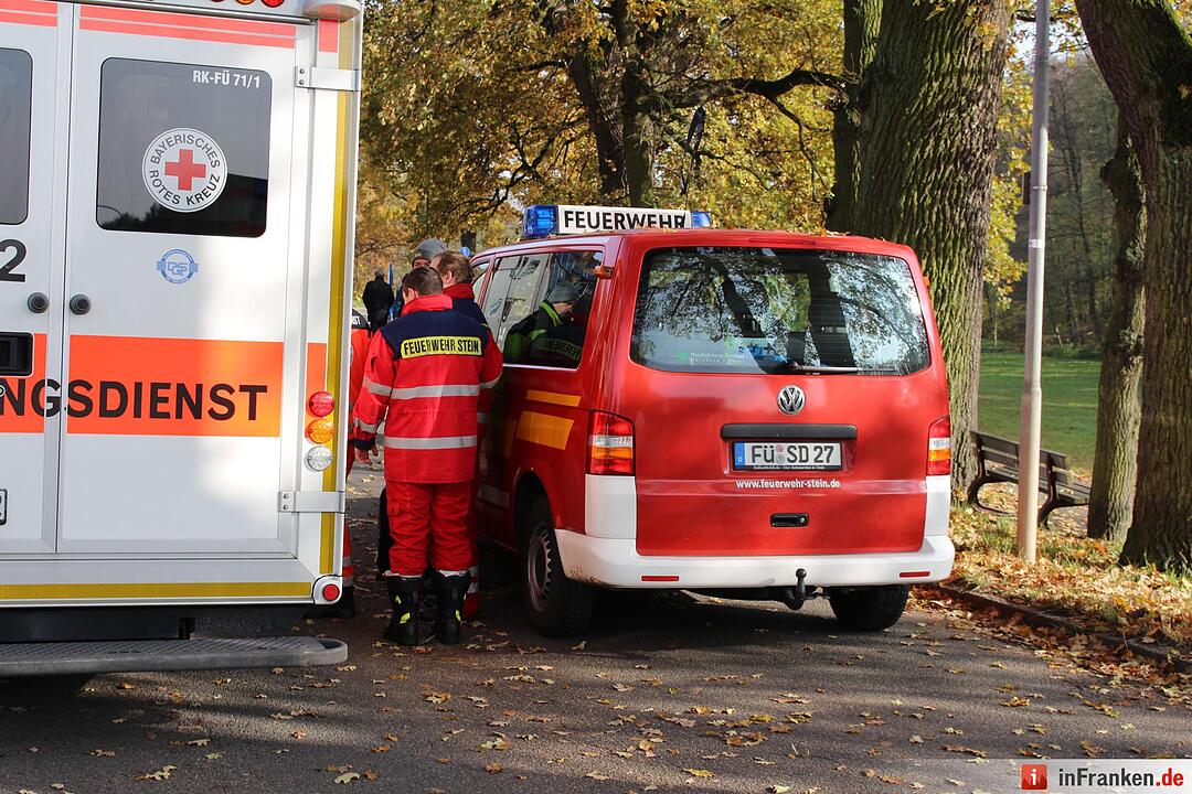 Unfall aufgrund von medizinischer Ursache – Kleinwagen in Heuballen geparkt