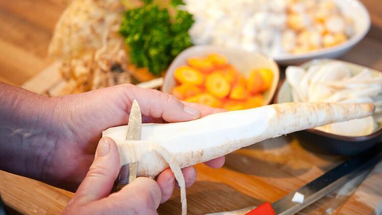 Pastinaken sind vielfältig einsetzbar: roh, gekocht, gebraten, geschmort oder püriert. Foto: Mascha Brichta, dpa
