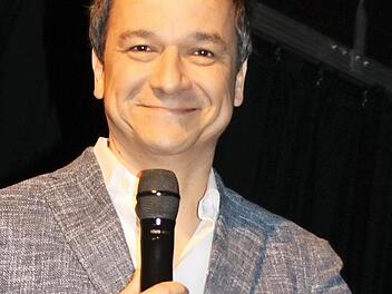 Kabarettist Stephan Bauer begeisterte mit seinem Programm das Publikum in der vollen Rathaushalle in Haßfurt.  Foto: Christiane Reuther