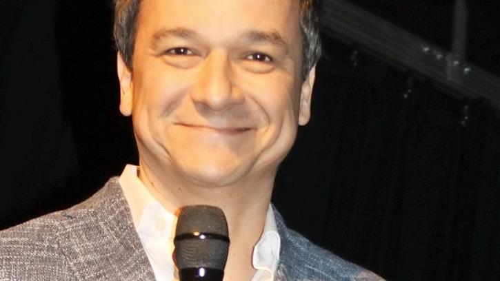 Kabarettist Stephan Bauer begeisterte mit seinem Programm das Publikum in der vollen Rathaushalle in Haßfurt.  Foto: Christiane Reuther