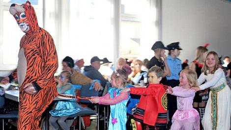 Der "Tiger Shir Khan" alias Bürgermeister Jochen Partheymüller führte die Anfangspolonaise an.