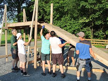 Ein abendlicher Arbeitseinsatz der RVC-Leute mit aufbauendem Ergebnis: Die Brücke steht (bald). Sie ist so ein bisschen Wahrzeichen der Veranstaltung und gehört zum Zieleinlauf. Fotos: Markus Häggberg