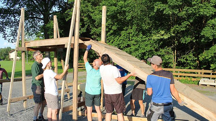 Ein abendlicher Arbeitseinsatz der RVC-Leute mit aufbauendem Ergebnis: Die Brücke steht (bald). Sie ist so ein bisschen Wahrzeichen der Veranstaltung und gehört zum Zieleinlauf. Fotos: Markus Häggberg