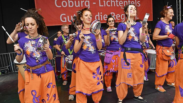 "Pedra Samba" griffen zur kleineren Trommel-Variante.