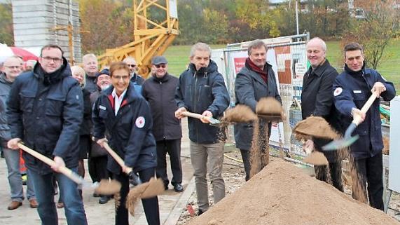 Auf über 300 Quadratmetern Grundfläche entsteht in Etzelskirchen ein Haus mit zehn Wohnungen für Pflegekräfte. BRK-Kreisvorsitzender Stefan Müller (rechts) begrüßte zum Spatenstich Adam Hofmann von der Baufirma, BRK-Kreisgeschäftsführerin Beate Ulonska, ihren Stellvertreter Jan Pyschny, Architekt Stefan Quandt und Bürgermeister Gerald Brehm (von links).  Fotos: Andreas Dorsch