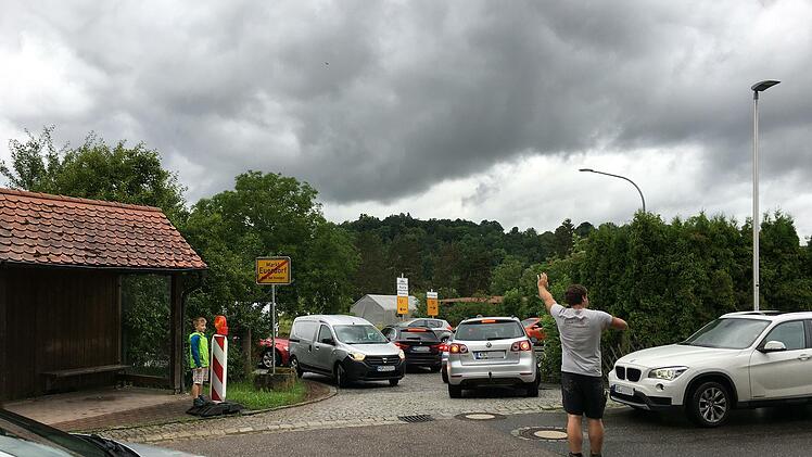 Nur die Verkehrsregelung der Anwohner hielt am Dienstag den Verkehr in der Ringstraße am Laufen.