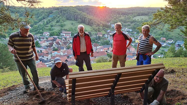 Am Kappberg wurde eine Ruheliege aufgestellt, von dort hat man einen schönen Blick auf Sulzthal.