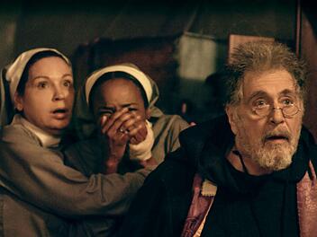 Priester Theophilus Riesinger (Al Pacino) ist schockiert von den Ereignissen während des Exorzismus.