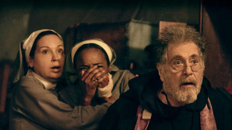 Priester Theophilus Riesinger (Al Pacino) ist schockiert von den Ereignissen während des Exorzismus.