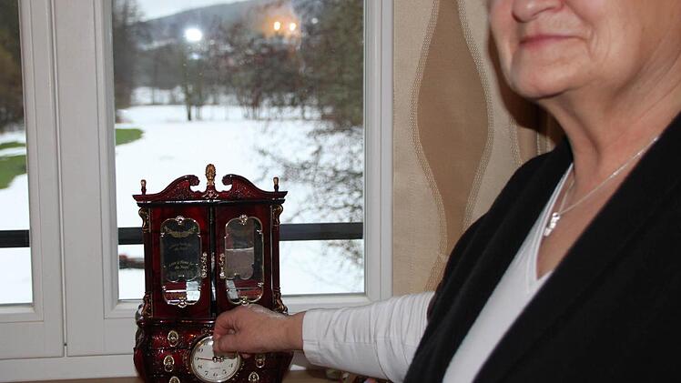 Eine Bewohnerin freut sich über eine Spieluhr im Gemeinschaftsraum.