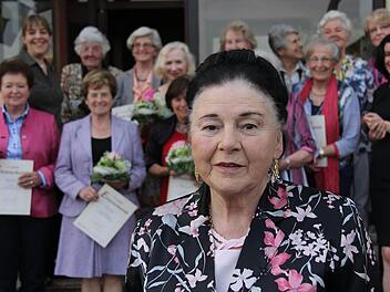 Zita Zeier (vorne) und andere Gründungsmitglieder der Frauen-Union Hammelburg. Fotos: Gerd Schaar