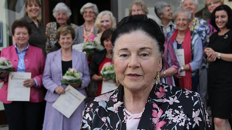 Zita Zeier (vorne) und andere Gründungsmitglieder der Frauen-Union Hammelburg. Fotos: Gerd Schaar