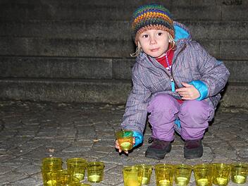 Trotz des herbstlichen Schmuddelwetters strömten viele Besucher in die Kurstadt. So wie die vierjährige Pauline Slowik. Fotos: Ulrike Müller