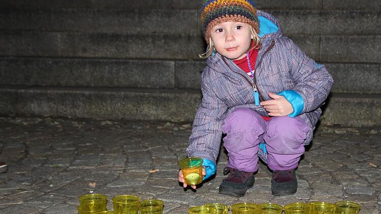Trotz des herbstlichen Schmuddelwetters strömten viele Besucher in die Kurstadt. So wie die vierjährige Pauline Slowik. Fotos: Ulrike Müller