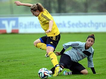 FSV Großenseebach - TSV Brand.  Katharina Sturm (gelbes Trikot) entschied das Mittelfeld-Duell mit der Branderin Gizem Kecili für sich und feierte mit ihrem Team einen 2:0-Erfolg.  Foto: herzopress