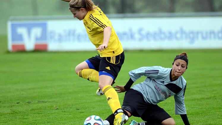 FSV Großenseebach - TSV Brand.  Katharina Sturm (gelbes Trikot) entschied das Mittelfeld-Duell mit der Branderin Gizem Kecili für sich und feierte mit ihrem Team einen 2:0-Erfolg.  Foto: herzopress
