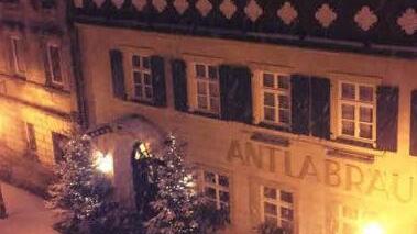 Ein Blick von oben auf die verschneite Amtsgerichtsstraße und das "Antla" in Kronach  Foto: Ulrike Noll