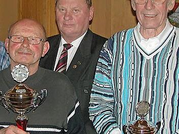 Gerhard Neugebauer (links) und Walter Muff sind erfolgreiche Reistaubenzüchter auf Ebene der Reisevereinigung Maintal (RV). Dazwischen: Reinhard Herzog, Vorsitzender der RV. Foto: Klaus Oelzner