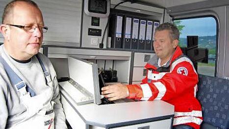 Kreisbereitschaftsleiter Helmut Karg (r.) und Gerhard Simon (Autohaus Simon) blicken getrost nach vorne mit dem neuen Fahrzeug.  Foto: G. Hoch