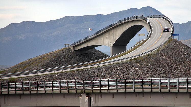 Eine der kühn geschwungenen Brücken an der norwegischen Atlantikroute. Foto: Klaus Hümmer