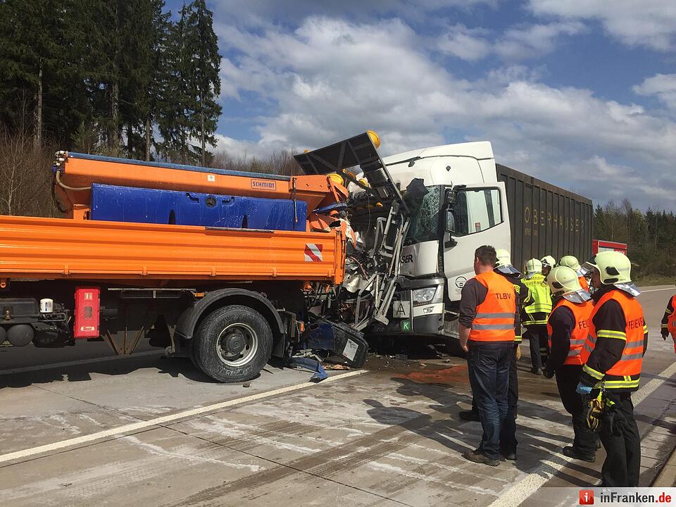 Lkw kracht ungebremst auf Fahrzeug der Autobahnmeisterei bei Suhl