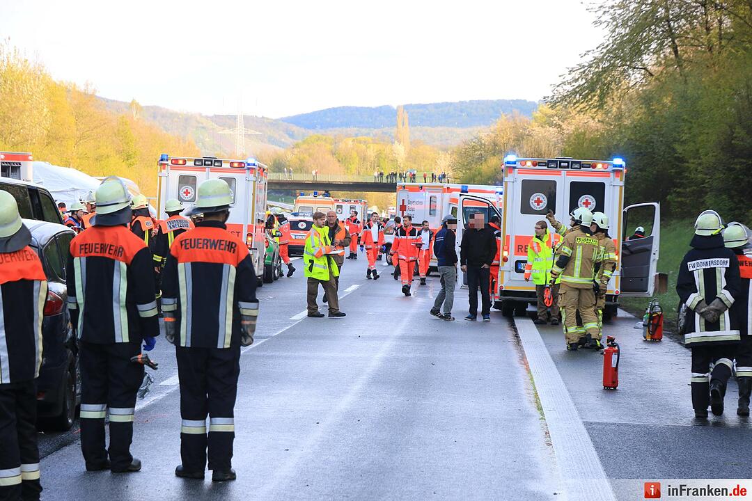 Schneeschauer löst schwere Massenkarambolage auf der A70 aus