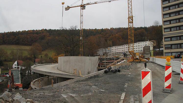 Ein- und Ausfahrt zum neuen Parkhaus werden sich in der Albert-Schweitzer-Straße befinden.