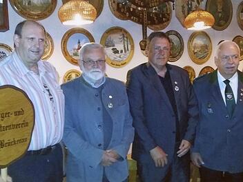 Ehrungen bei der Mitgliederversammlung: Peter Hahn (von links), Wolfgang Wildenauer, Hans-Jörg Heidelmeier und stellvertretender Gauschützenmeister Günter Schwager Foto: Edgar Rieß