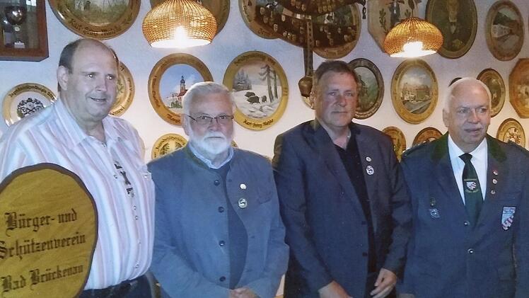 Ehrungen bei der Mitgliederversammlung: Peter Hahn (von links), Wolfgang Wildenauer, Hans-Jörg Heidelmeier und stellvertretender Gauschützenmeister Günter Schwager Foto: Edgar Rieß