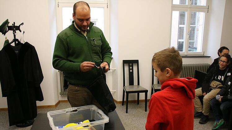 Wachtmeister Alexander Laubinger kontrolliert den jungen Besucher Elias, der ins Amtsgericht Haßfurt möchte. Elias wurde dazu von Laubingers Kollegen mit ein paar Gegenständen ausgerüstet, die sich erst auf den zweiten Blick als gefährlich entpuppen.