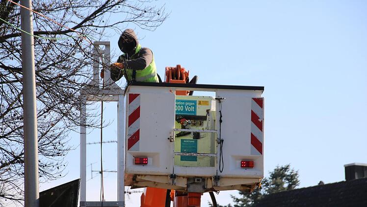 Mithilfe eines Krans wurden die Kabel für die Ampeln verlegt. Foto: Ronald Heck