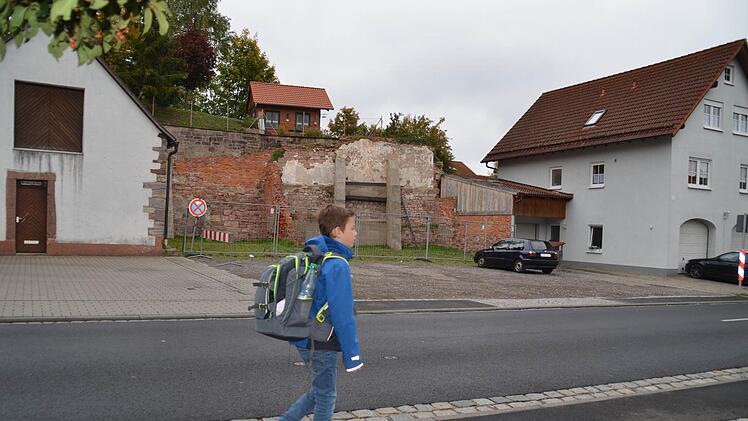Die Schotterfläche in der Unteren Marktstraße wird seit 2010 als Parkplatz genutzt. Früher stand dort das Baywa-Gebäude, jetzt soll dort ein Funktionsgebäude mit öffentlichen Toiletten entstehen. Auch der Gerberkeller wird dabei saniert und wieder nutzbar gemacht. Wie, das soll ein Beirat klären, der am 21. März gegründet werden soll.Archiv/ Kathrin Kupka-Hahn