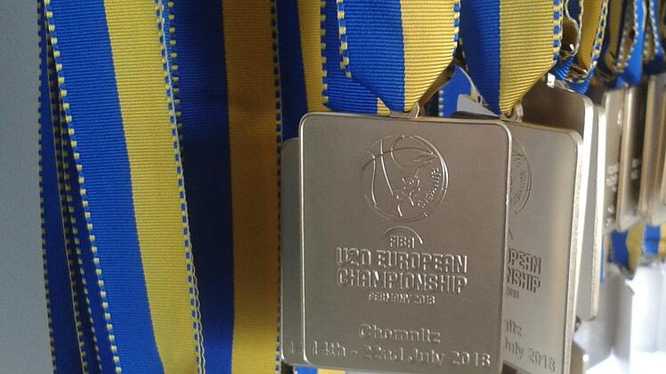 Eine solche Medaille in Bronze erhielten die deutschen U20-Basketballer bei der Europameisterschaft in Chemnitz. Foto: Udo Schilling