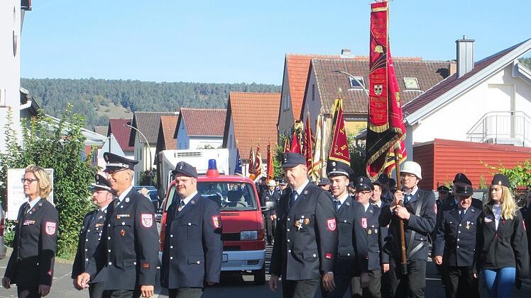 Wehren, Ortsvereine, und Ehrengäste nahmen an der Kirchenparade anlässlich der Jubiläen der Feuerwehr Westheim teil.