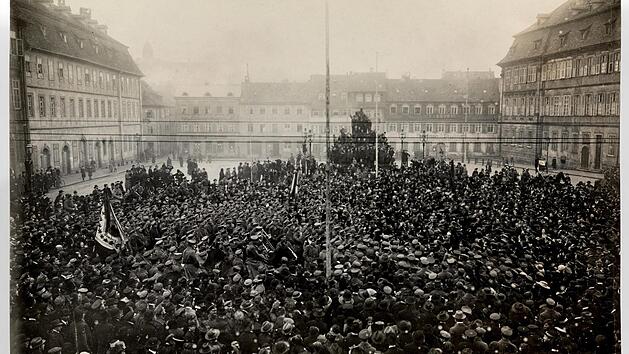 Nach dem Mord an Ministerpr&auml;sident Kurt Eisner kommen Ende Februar 1919 Zehntausende in ganz Bayern zu den Gedenkfeiern f&uuml;r den Ermordeten. Auch auf dem Maxplatz in Bamberg ist die Beteiligung gro&szlig;. Ein landesweit angeordnetes Glockenl&auml;uten zum Gedenken an Eisner l&ouml;st allerdings vielerorts Widerstand des Klerus aus. Eisners Regierung hatte die geistliche Schulaufsicht abgeschafft.  Foto: Staatsbibliothek Bamberg