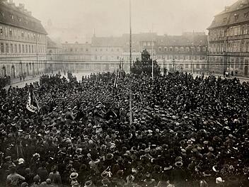 Nach dem Mord an Ministerpräsident Kurt Eisner kommen Ende Februar 1919 Zehntausende in ganz Bayern zu den Gedenkfeiern für den Ermordeten. Auch auf dem Maxplatz in Bamberg ist die Beteiligung groß. Ein landesweit angeordnetes Glockenläuten zum Gedenken an Eisner löst allerdings vielerorts Widerstand des Klerus aus. Eisners Regierung hatte die geistliche Schulaufsicht abgeschafft.  Foto: Staatsbibliothek Bamberg