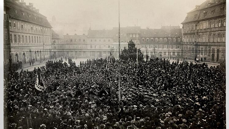 Nach dem Mord an Ministerpräsident Kurt Eisner kommen Ende Februar 1919 Zehntausende in ganz Bayern zu den Gedenkfeiern für den Ermordeten. Auch auf dem Maxplatz in Bamberg ist die Beteiligung groß. Ein landesweit angeordnetes Glockenläuten zum Gedenken an Eisner löst allerdings vielerorts Widerstand des Klerus aus. Eisners Regierung hatte die geistliche Schulaufsicht abgeschafft.  Foto: Staatsbibliothek Bamberg