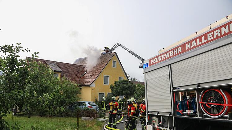 Nach vermeintlichen Blitzeinschlag: Feuer bricht in Dachstuhl aus