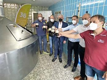 Beim Einbrautermin für das „Franken Dunkel“ (von links: Günter Scheubel (Schlüsselfeld), Georg Hermann (Ampferbach), Landrat Johann Kalb, Bürgermeister Johannes Maciejonczyk (Burgebrach), Bürgermeister Johannes Krapp (Schlüsselfeld) und Georg Kaiser (Grasmannsdorf)