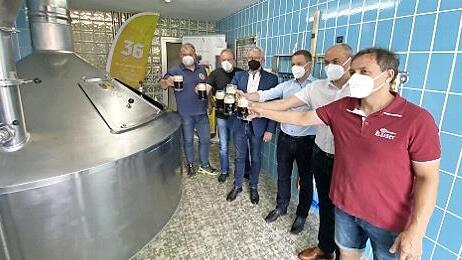 Beim Einbrautermin für das „Franken Dunkel“ (von links: Günter Scheubel (Schlüsselfeld), Georg Hermann (Ampferbach), Landrat Johann Kalb, Bürgermeister Johannes Maciejonczyk (Burgebrach), Bürgermeister Johannes Krapp (Schlüsselfeld) und Georg Kaiser (Grasmannsdorf)
