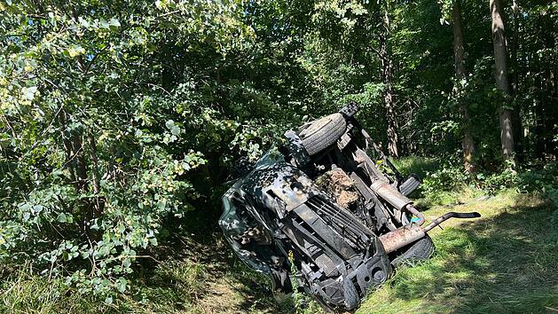 Kleintransporter kommt von Stra&szlig;e ab und &uuml;berschl&auml;gt sich