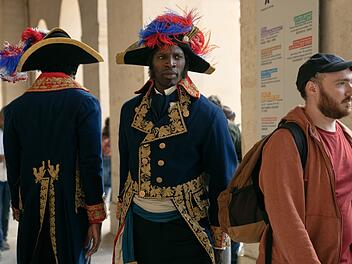 "Lupin" - Staffel 4 | Netflix Als Meister der Verkleidung fällt Assane Diop (Omar Sy) kaum auf.
