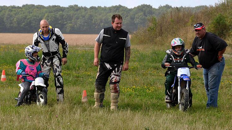 Auf "Kinderversionen" von Moto-Cross Maschinen durften die Mädchen und Jungs dann durchs Gelände fahren.