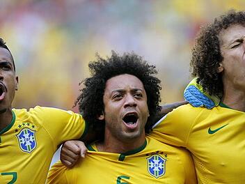 Es kann so schön sein, wenn Brasilianer singen: Wenn es darum geht, die Nationalhymne zu schmettern, sind die Elite-Kicker vom WM-Gastgeber schon Weltmeister. Foto: dpa/Kai Försterling